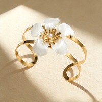Bracelet Fleur à Cinq Pétales Ouverte en Perles de Luxe avec Personnalité Exagérée, Bijou Tendance en Acier Inoxydable Plaqué Or 18 carats