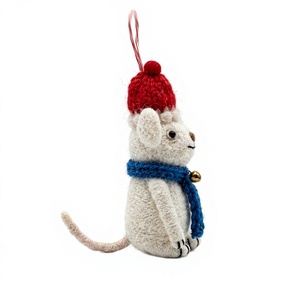 Adorno Navideño de Oso Polar Tejido a Mano, Ecológico, Rústico y Tradicional, 100% Lana, con Gorro Rojo, Bufanda Azul y Campana, para Colgar en la Pared - Product Image 5