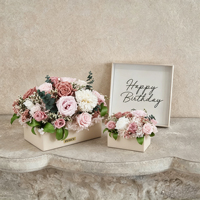 Décoration d'intérieur de luxe, centre de table, plantes naturelles, bouquet de fleurs éternelles, roses éternelles préservées dans un vase en travertin