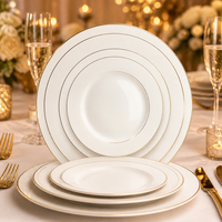 Service de table en porcelaine fine avec logo personnalisé, bord doré, assiettes en céramique blanches, décoration de mariage sur mesure
