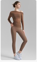 Ensemble 3 pièces de sport automne 2026 : T-shirt à manches longues en maille épaules dénudées, soutien-gorge de sport respirant et leggings pour le yoga et le fitness