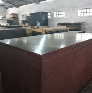 Contreplaqué de haute qualité de 18 mm, noir, antidérapant, pour coffrage marin, filmé, prix bas, en provenance du Vietnam - Product Image 2
