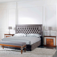 Tête de lit capitonnée en velours gris classique pour lit double avec accents incrustés d'argent, ensemble de chambre à coucher en bois et tables de chevet assorties
