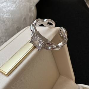 Anillo Abierto de Plata Pura S925, Elegante y Lujoso, con Diseño de Nicho de Diamante Cuadrado, Cadena Hueca Retro Francesa, Diamante de Corte Ovalado - Product Image 1