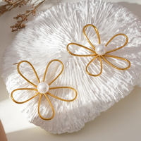 Boucles d'oreilles tendance en acier inoxydable plaqué or 18 carats, motif fleur creuse avec perles, style doux et élégant. Bijoux d'oreille de qualité pour femmes.
