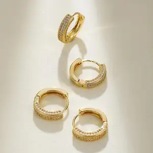 Joyería minimalista Latón 14K Oro Redondo Huggie Pendientes Venta al por mayor Zirconia Pave Hoop Pendientes