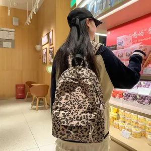 Mochila juvenil de gran capacidad con estampado de leopardo de pana para mujer, para la escuela, el ocio y viajes. - Product Image 1