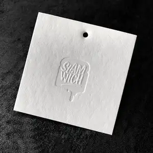 Cartellino di colore bianco in carta di cotone con Logo impresso in rilievo di lusso per il proprio Logo di abbigliamento