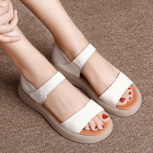 Nouveautés Xuanhui, sandales majestueuses et brillantes à plateforme de 2,5 cm en cuir de vache véritable beige avec fermeture à scratch pour femmes - Product Image 1