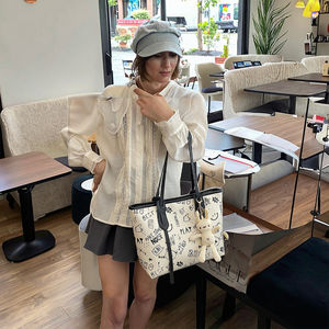 กระเป๋าโท้ทขนาดใหญ่สีสันทันสมัยประจำฤดูใบไม้ผลิ/ฤดูร้อนปี 2025 ลายการ์ตูนน่ารัก ผลิตจากหนังและโพลีเอสเตอร์ ใช้สะพายไหล่ได้ เหมาะสำหรับผู้หญิง - Product Image 3