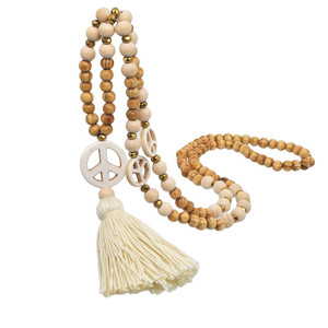 Collier long en perles de bois très tendance avec pampille et talisman, idéal pour pull - Product Image 3