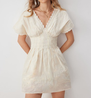 Mini-robe beige à broderie anglaise et dentelle, robe courte d'été pour femme à col en V, buste froncé et coupe trapèze, idéale pour la plage