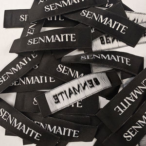 Etiquetas de Cuello Cosidas Personalizadas OEM/ODM con Logotipo Impreso, Diseño de Cuadros de Satén con Elementos de Puntos, Etiquetas de <span class=keywords><strong>Ropa</strong></span> Plegables - Product Image 4