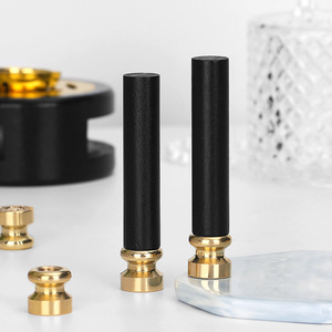 Mini Set de Sellos con Mango de Madera Oscura para Diarios y Sobres, Diseño Metálico Dorado - Product Image 3