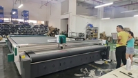 Grande machine de découpe CNC 3040 avec une surface de travail de 3 m x 4 m pour la découpe et le poinçonnage de tissus, de fibres de verre, de mousse et d'isolant