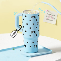 Tumbler Genggam 710ml, Lapisan Dalam Baja Tahan Karat 316L, Cangkir Sedotan Terisolasi, Sedotan Tritan, Alas Anti Selip, Mug Air Minum untuk Perjalanan, Custom