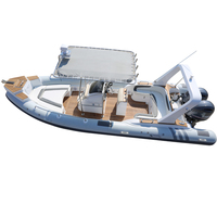 Bateau de luxe sportif à coque en V profond en fibre de verre de 6,8 m avec moteur pour la navigation à la voile, en vente