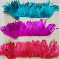 Plumes de queue de coq Schlappen blanchies et teintes, enfilées, multicolores, vente en gros directe usine pour costumes de carnaval, fêtes et décorations