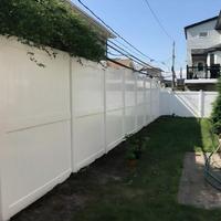 Clôture en PVC extra haute avec protection totale de l'intimité, résistante aux UV et nécessitant peu d'entretien