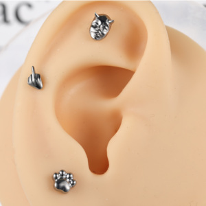 Piercing de Titanio ASTM F136 con Diseño Gótico de Labret, Murciélago, Araña, Luna, Calavera y Lazo, Roscado Internamente para Hélice, Tragus y Cartílago - Product Image 3