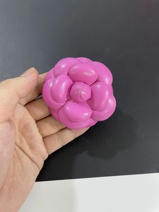 Wang Yibo 6,1 cm Broche de Camelia de cuero dorado completo Elegante ramillete en forma de súper flor fragante pequeña para Fiesta infantil - Product Image 4