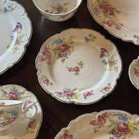 Nouvel arrivage : Service de table en céramique française à motifs floraux en relief – Élégant motif iris et rose – Tasse à thé exquise pour le goûter
