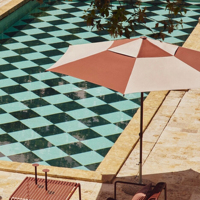 Maßgefertigte 10-Fuß-Gewerbe-Sonnenschirme für Resorts, windfest, UPF50+, für Garten, Schwimmbad, Terrasse, Hotel und Strand