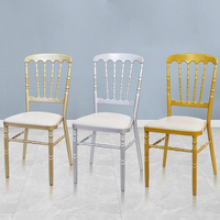 Chaise de banquet moderne simple à structure métallique, empilable, luxueuse et rembourrée avec dossier, idéale pour la restauration hôtelière, les événements extérieurs et les mariages.
