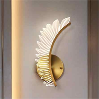 Lampu Dinding Besi Minimalis Elegan Cantik Warna Putih Hangat untuk Kamar Tidur, Seni Bulu Emas untuk Latar Belakang Ruang Tamu Dalam Ruangan