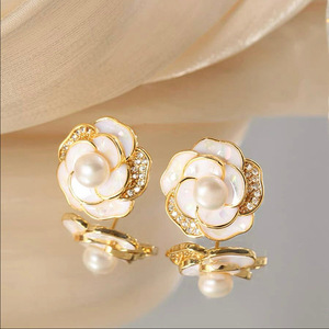 Boucles d'oreilles clous camélia blanches pour femmes, design floral, accessoires d'oreille pour usage quotidien - Product Image 3