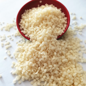 Pellets de <span class=keywords><strong>cire</strong></span> <span class=keywords><strong>d</strong></span>'<span class=keywords><strong>abeille</strong></span> biologique 1 kg par sac - Idéal pour la fabrication de bougies, les soins de la peau, les lotions DIY et les artisanat - Product Image 1