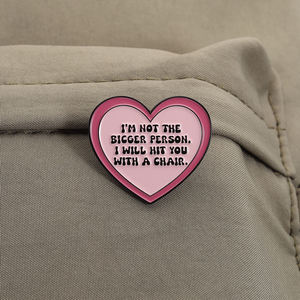 मैं बड़ा व्यक्ति नहीं हूं, मैं आपको एक कुर्सी एनमेल पिन मजाकिया उद्धरण धातु ब्रोच लैपल बैज एनमेल पिन थोक - Product Image 3