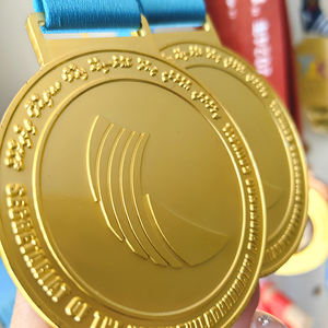 Medaglia Personalizzata in Metallo Dorato Stile Moderno per Diploma Scolastico Ginnastica Pallamano ed Escursionismo - Product Image 4