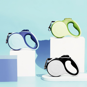 Correa de perro retráctil automática ajustable con logotipo personalizado con luz de flash LED brillante, dispensador de soporte para bolsa de caca, correa de plomo para mascotas - Product Image 1