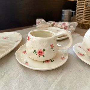 Juego de platos de cena de porcelana <span class=keywords><strong>blanca</strong></span> con diseño Floral hecho a mano europeo, Juego de vasos y platos bonitos <span class=keywords><strong>Vintage</strong></span>, <span class=keywords><strong>vajilla</strong></span> para boda - Product Image 5