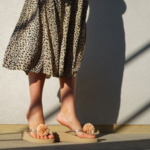 Sandales tongs à plateforme moyenne en raphia avec pompons - Product Image 4