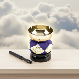 Cuenco tibetano japonés moderno de cobre de 3 pulgadas para meditación, artesanía ritual y suministros de templo, con cojín y martillo. - Product Image 2