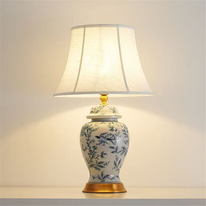 Lampada da Tavolo Classica in Ceramica <span class=keywords><strong>Beige</strong></span> e Nera con Motivi Floreali, Base Dorata e <span class=keywords><strong>Paralume</strong></span> in Tessuto Plissettato per Camera da Letto, Soggiorno e Casa - Product Image 1