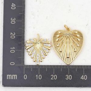 P273 Nouvelle Tendance PVD Plaqué Or 18K Laiton Forme Cœur Feuille Zircon Cristal Rétention de Couleur Pendentif Breloques Bijoux DIY <span class=keywords><strong>pour</strong></span> Femme - Product Image 2