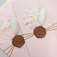 Suite d'invitations de mariage personnalisées avec fleurs séchées, pochettes en papier, sceau de cire et insert en fil doré pour la papeterie de réception de mariage