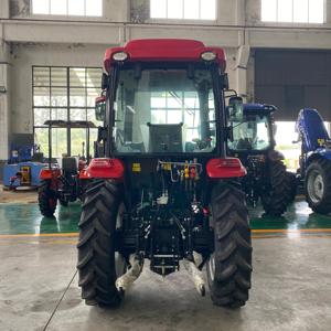 Tractor agrícola rojo 4x4 de 50HP con transmisión de engranajes, equipado con cabina de lujo y alto nivel de seguridad, adecuado para la producción agrícola. - Product Image 2