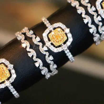 まばゆいばかりの黄色のダイヤモンドスクエアシェイプスリーブナ18Kゴールド高品質の結婚指輪セットスリーインワン