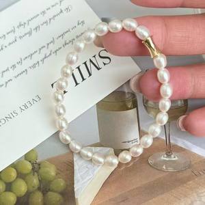 Brazalete de Cuero de Alta Calidad con Perlas de Agua Dulce en Forma de Arroz de 5-6 mm, Diseño Elástico para Cintura Pequeña - Product Image 3