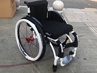 Fauteuil roulant sport personnalisé en alliage d'aluminium et de magnésium à dégagement rapide, avec protection en fibre de carbone pour adultes