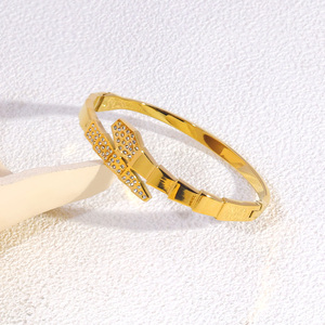 กำไลข้อมือเปิดแบบโซ่ผสมสแตนเลสสตีลแฟชั่น POWELL สำหรับผู้หญิง ชุบทอง 18k ประดับเพชร <span class=keywords><strong>CZ</strong></span> กันน้ำ ป้องกันการหมอง ขายส่งเครื่องประดับ - Product Image 4