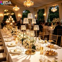 LEDA Candelabre de Luxe Élégant à 7 Bras Doré avec Abat-jour en Cristal, Centre de Table pour Mariage et Banquet, Décoration de Mariage