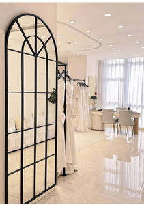 Grand miroir de corps entier décoratif encadrée et cintrée pour chambre à coucher et salon, avec structure en fer forgé, montage mural, haut de gamme - Product Image 2