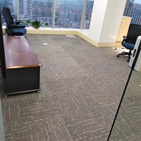 Revêtement de sol en moquette bureau PP commercial Design moderne Support carré en bitume Carreaux de moquette rembourrés pour usage domestique