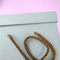 Vente en gros Boîte cadeau à fleurs portable en papier durable spécial carré classique de couleur unie facile à empiler