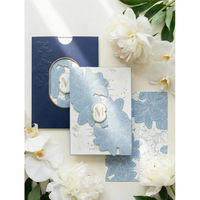 Undangan Pernikahan Wisuda Kertas Bunga Biru Muda Mewah 3D Embossed Bunga Monogram Emas Amplop Biru Dongker Undangan Kustom